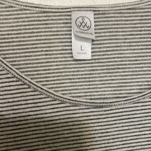 🌈 Alternative super soft, rounded hem women’s size large